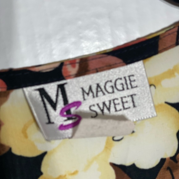 Maggie Sweet, long sleeve button to button, light material , light shoulder pad - Picture 4 of 5